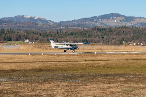 2022年2月27日 瑞士旺根 塞斯纳152螺旋桨飞机在一个小机场滑行 — 图库照片