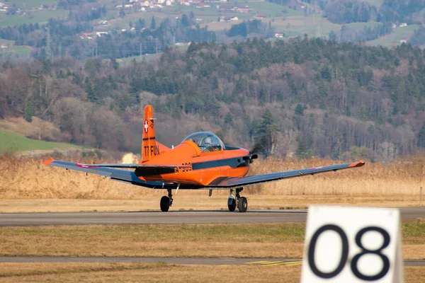 2022年2月27日スイスのWangen LarchenピラタスPc 7プロペラ機が小型飛行場から出発 — ストック写真