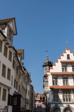 Saint Gallen, İsviçre 9 Mart 2022 Güneşli bir günde şehir merkezindeki tarihi binalar
