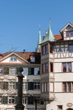 Saint Gallen, İsviçre 9 Mart 2022 Güneşli bir günde şehir merkezindeki tarihi binalar