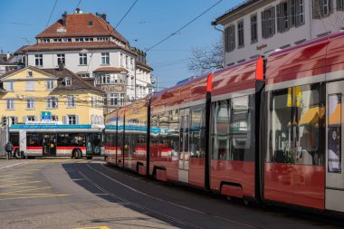 Saint Gallen, İsviçre 9 Mart 2022 Kızıl tramvay şehir merkezinde ana cadde boyunca sürüyor.