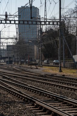 Saint Gallen, İsviçre 9 Mart 2022 Tren rayları Şehir merkezindeki ana istasyona
