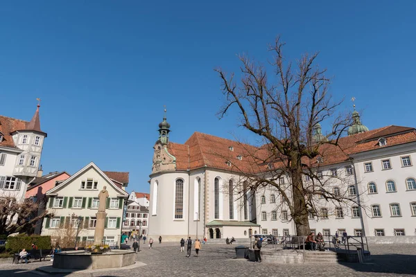 Saint Gallen Suiza Marzo 2022 Los Peatones Una Plaza Centro — Foto de Stock