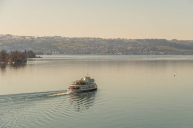 Rapperswil, İsviçre 27 Şubat 2022 feribot güneşli bir günde Zürih gölünü geçiyor.