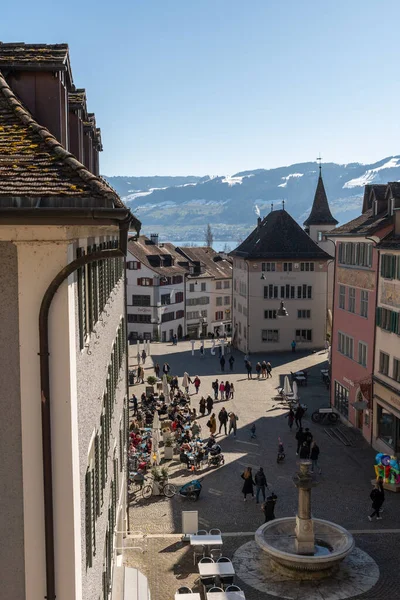 2022年2月27日瑞士拉帕索尔市中心一个小广场的景观 — 图库照片
