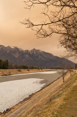 Bendern, Lihtenştayn, 15 Mart 2022 Ren vadisi ve Alpler üzerindeki atmosferde birçok Sahra kum tozu