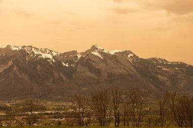 Schellenberg, Lihtenştayn, 15 Mart 2022 Ren vadisi ve Alpler üzerindeki atmosferde bir sürü Sahra kum tozu
