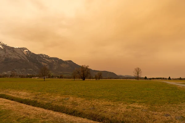 Ruggell Liechtenstein Março 2022 Lotes Areia Saara Atmosfera Sobre Vale — Fotografia de Stock