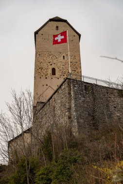 Sargans, İsviçre, 16 Mart 2022 Tarihi ve görkemli eski bir şato bir tepenin üzerinde
