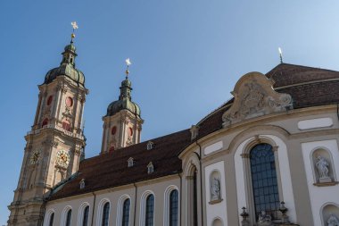 Saint Gallen, İsviçre 9 Mart 2022 Eski Manastır Katolik Kilisesi güneşli bir öğleden sonra