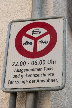 Saint Gallen, İsviçre 9 Mart 2022 Gece boyunca tüm araçlar yasaktır taksiler ve komşular eski kasabada imzalar