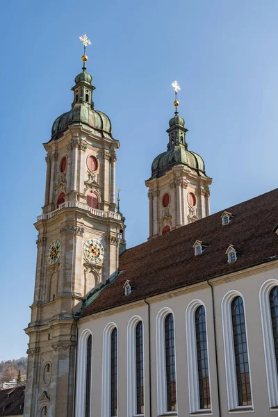 Saint Gallen, İsviçre 9 Mart 2022 Eski Manastır Katolik Kilisesi güneşli bir öğleden sonra