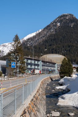 Davos, İsviçre, 23 Mart 2022 Küçük alp Fluela nehri güneşli bir günde karla kaplı bir kış panoramasında akar.