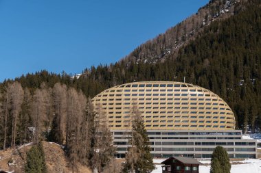 Davos, İsviçre, 23 Mart 2022 Güneşli bir günde modern Alpengold Oteli önü