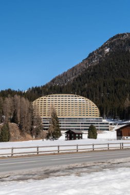 Davos, İsviçre, 23 Mart 2022 Güneşli bir günde modern Alpengold Oteli önü