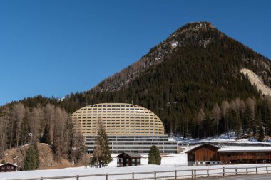 Davos, İsviçre, 23 Mart 2022 Güneşli bir günde modern Alpengold Oteli önü