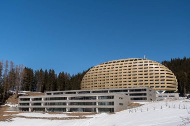 Davos, İsviçre, 23 Mart 2022 Güneşli bir günde modern Alpengold Oteli önü