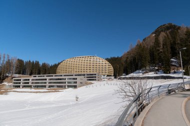 Davos, İsviçre, 23 Mart 2022 Güneşli bir günde modern Alpengold Oteli önü