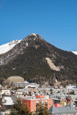 Davos, İsviçre, 23 Mart 2022 Şehri ve açık mavi gökyüzü günündeki çarpıcı kar Alpleri