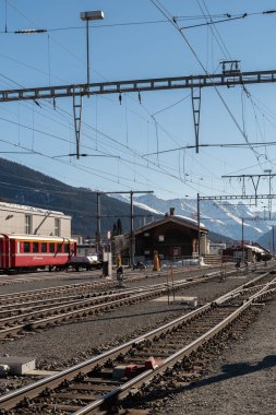 Davos, İsviçre, 23 Mart 2022 Güneşli bir günde şehir merkezindeki ana istasyonda yerel tren