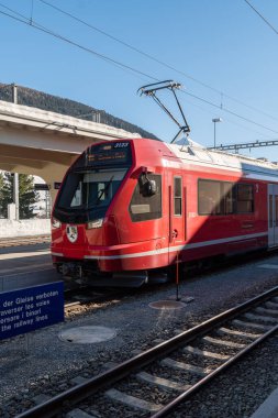 Davos, İsviçre, 23 Mart 2022 Güneşli bir günde şehir merkezindeki ana istasyonda yerel tren