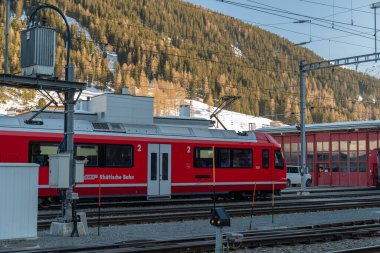 Davos, İsviçre, 23 Mart 2022 Güneşli bir günde merkezdeki ana istasyonda yerel tren