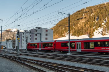 Davos, İsviçre, 23 Mart 2022 Güneşli bir günde merkezdeki ana istasyonda yerel tren