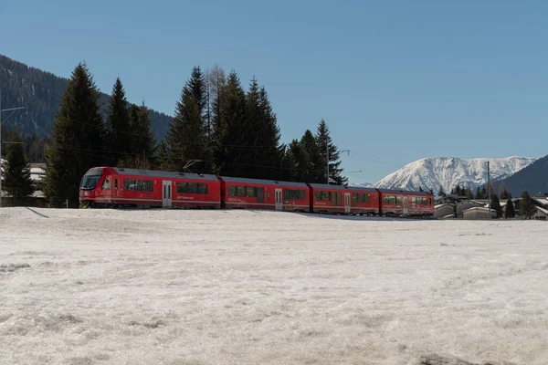 Davos Svizzera Marzo 2022 Treno Locale Sta Attraversando Paesaggio Invernale — Foto Stock