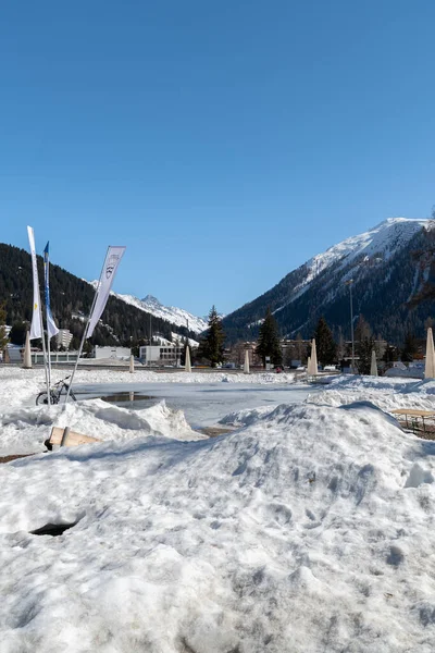 Davos Zwitserland Maart 2022 Bevroren Meer Een Klein Park Omringd — Stockfoto