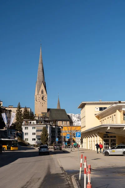 Davos Suíça Março 2022 Vista Sobre Uma Praça Com Torre — Fotografia de Stock
