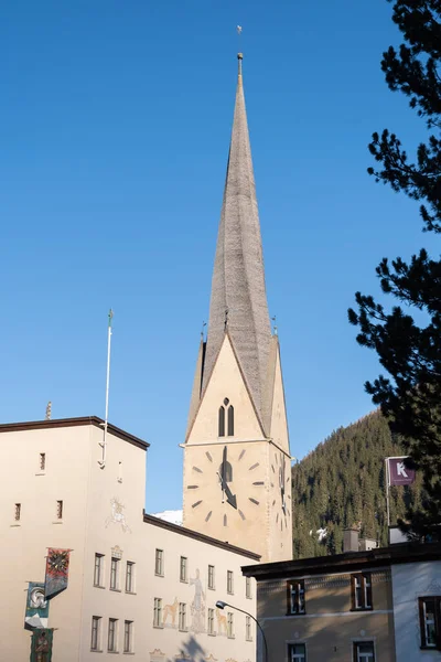 Davos Szwajcaria Marca 2022 Wieża Katolickiego Kościoła Jana Mieście Słoneczny — Zdjęcie stockowe