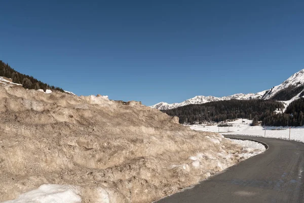 ダボス スイス 2022年3月23日晴れた青空の日に壮大な冬の風景 — ストック写真
