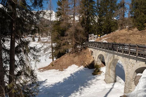 Davos Suíça Março 2022 Pequena Ponte Pedonal Passeio Marítimo Uma — Fotografia de Stock