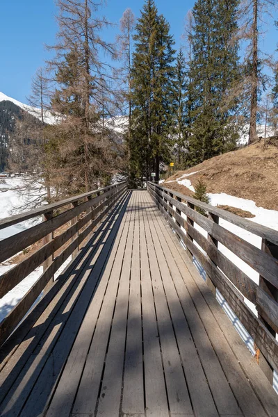 Давос Швейцария Марта 2022 Маленький Пешеходный Мост Водной Набережной Чудесном — стоковое фото