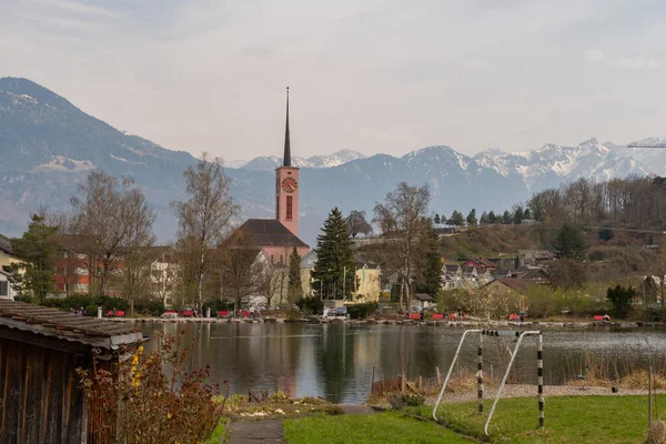 2022年3月29日スイス ヴェルデンバーグ春の高山地域の小さな湖に沿って見る — ストック写真