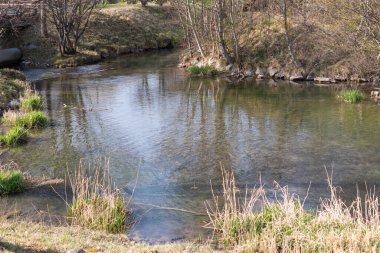 Vaduz, Lihtenştayn, 28 Mart 2022 İlkbaharda küçük bir nehir küçük bir park alanından akar.