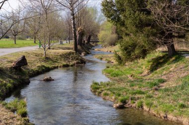 Vaduz, Lihtenştayn, 28 Mart 2022 İlkbaharda küçük bir nehir küçük bir park alanından akar.