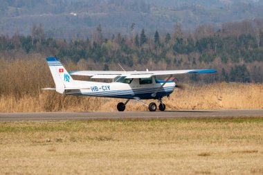 Wangen-Lachen, İsviçre, 27 Mart 2022 Cessna 152 küçük pervane uçağı küçük bir havaalanında kalkış pozisyonuna geçiyor.