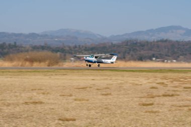 Wangen-Lachen, İsviçre, 27 Mart 2022 Cessna 152 pervaneli uçak küçük bir havaalanından kalkıyor.