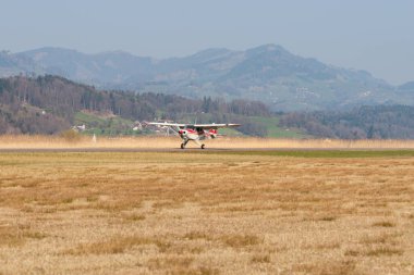 Wangen-Lachen, İsviçre, 27 Mart 2022 Piper PA22-150 Karayip pervane uçağı küçük bir havaalanına iniyor.