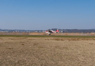 Wangen-Lachen, İsviçre, 27 Mart 2022 Piper PA22-150 Karayip pervane uçağı küçük bir havaalanına iniyor.