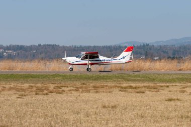 Wangen-Lachen, İsviçre, 27 Mart 2022 Tecnam P2008JC pervane uçağı küçük bir havaalanına iniyor.