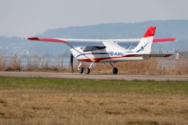 Wangen-Lachen, İsviçre, 27 Mart 2022 Tecnam P2008JC pervane uçağı küçük bir havaalanına iniyor.
