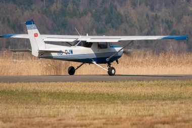 Wangen-Lachen, İsviçre, 27 Mart 2022 Cessna 152 pervaneli uçak küçük bir havaalanı üzerinde hareket ediyor.