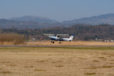 Wangen-Lachen, İsviçre, 27 Mart 2022 Cessna 152 pervaneli uçak küçük bir havaalanından kalkıyor.