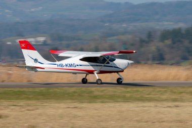 Wangen-Lachen, İsviçre, 27 Mart 2022 Tecnam P2008JC pervane uçağı küçük bir havaalanında kalkış pozisyonuna geçiyor.