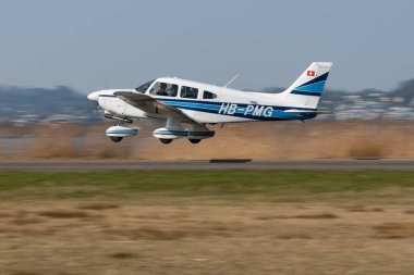 Wangen-Lachen, İsviçre, 27 Mart 2022 Piper PA28-181 Archer II pervane uçağı küçük bir havaalanından kalkıyor.