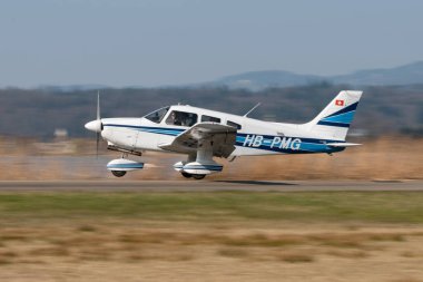 Wangen-Lachen, İsviçre, 27 Mart 2022 Piper PA28-181 Archer II pervane uçağı küçük bir havaalanından kalkıyor.