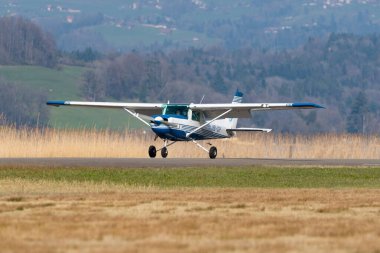 Wangen-Lachen, İsviçre, 27 Mart 2022 Cessna 152 pervaneli uçak küçük bir havaalanına iniyor.