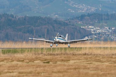 Wangen-Lachen, İsviçre, 27 Mart 2022 Piper PA28-161 Savaşçı II pervane uçağı küçük bir havaalanına indi
